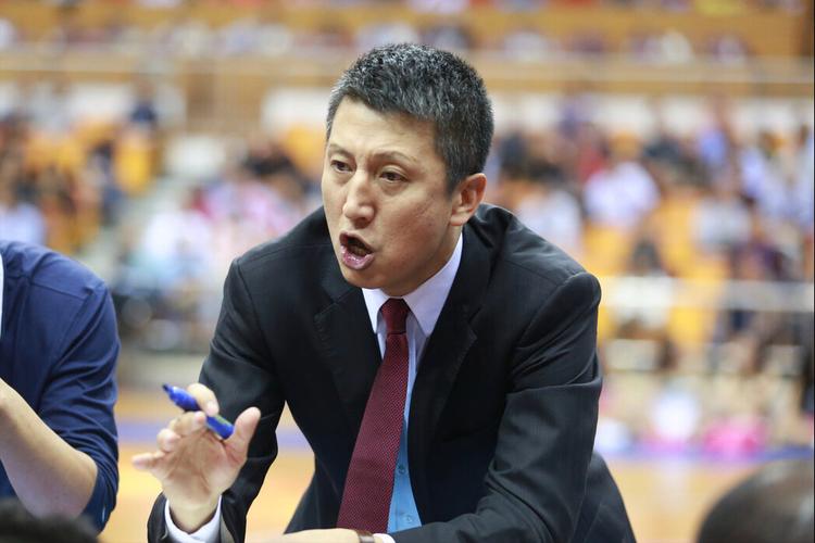 中国男篮总教练是谁